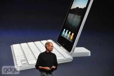 Steve Jobs i iPad tablet: dok i zewnętrzna klawiatura - foto: http://gdgt.com